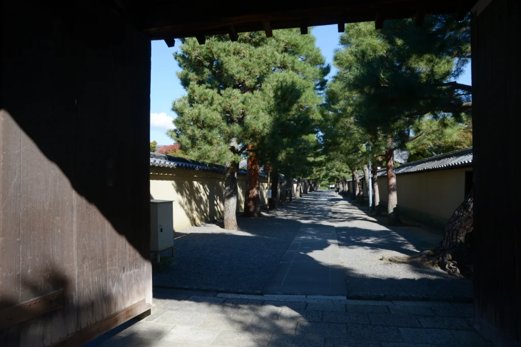 The Approach to Daitoku-ji Temple, Viewed from the South Gate Murasakino, Kita-ku, Kyoto